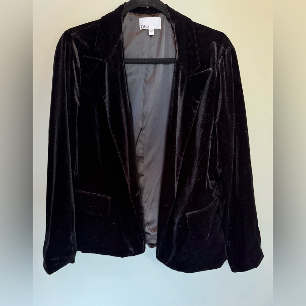 Women black velvet blazer. New without tags.
Size large.